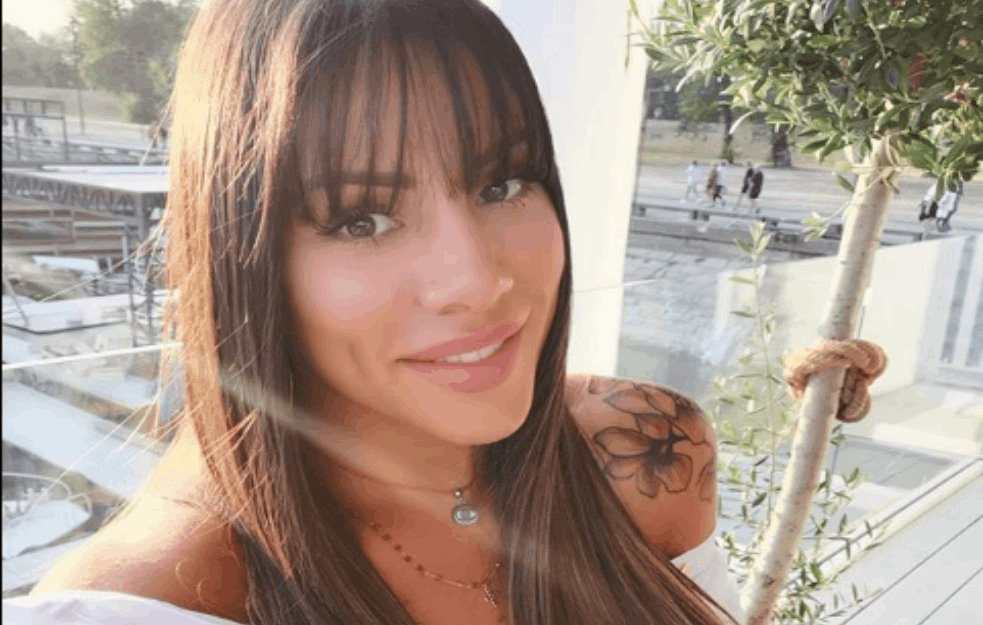 AL GA JE OKITILA SVAKA JOJ ČAST: Posle Karleuše i SANDRA AFRIKA DIGLA NOGE ispod PURPURNE JELKE! (FOTO) 